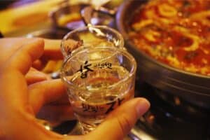 Soju 101: Segala Hal tentang Minuman Keras Ala Korea yang Harus Kamu Ketahui   