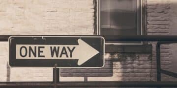 Ironi Jalur Satu Arah di Indonesia: Jalur yang Harusnya Bebas Macet, tapi Jadi Nggak Berguna karena Kiri Kanannya Isinya Kendaraan Parkir