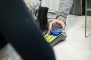 Belanja Pakai Dompet Elektronik di Indomaret Memang Memudahkan, tapi Sebaiknya Kamu Selalu Bawa Uang Tunai