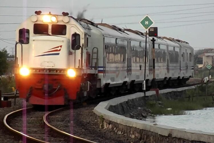 Kereta Api Ambarawa Ekspres, Transportasi Terbaik dari Semarang ke Surabaya