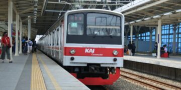 4 Orang yang Nggak Cocok Naik KRL Jabodetabek, Naik Kuda Aja Sana!