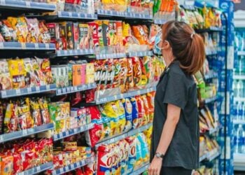 Estetika Rak Indomaret Lebih Enak Dipandang Ketimbang Alfamart (Unsplash)