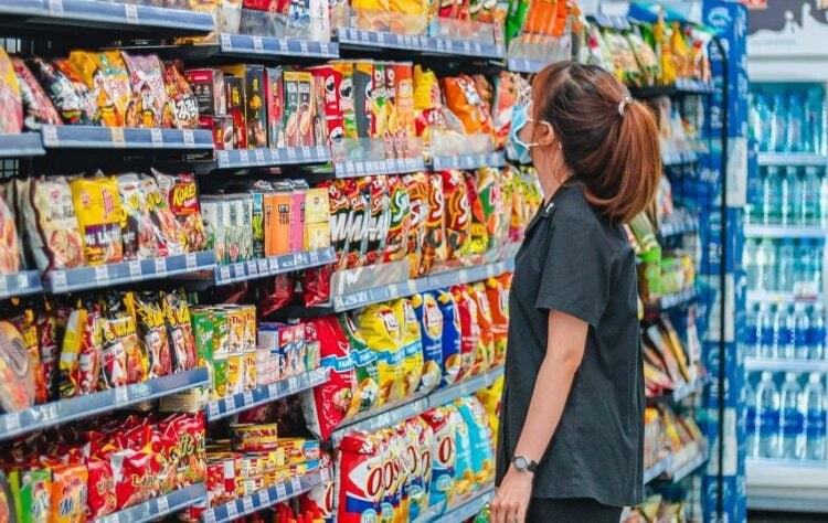 Estetika Rak Indomaret Lebih Enak Dipandang Ketimbang Alfamart (Unsplash)