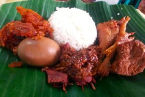 Nyatanya, Gudeg Jogja Terkenal dan Mahal Itu Kalah Enak Dibandingkan Gudeg Emperan Pinggir Jalan