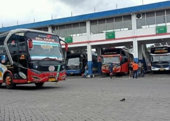 Terminal Bungurasih Surabaya Bukan Milik Calo dan Tukang Palak (Unsplash)