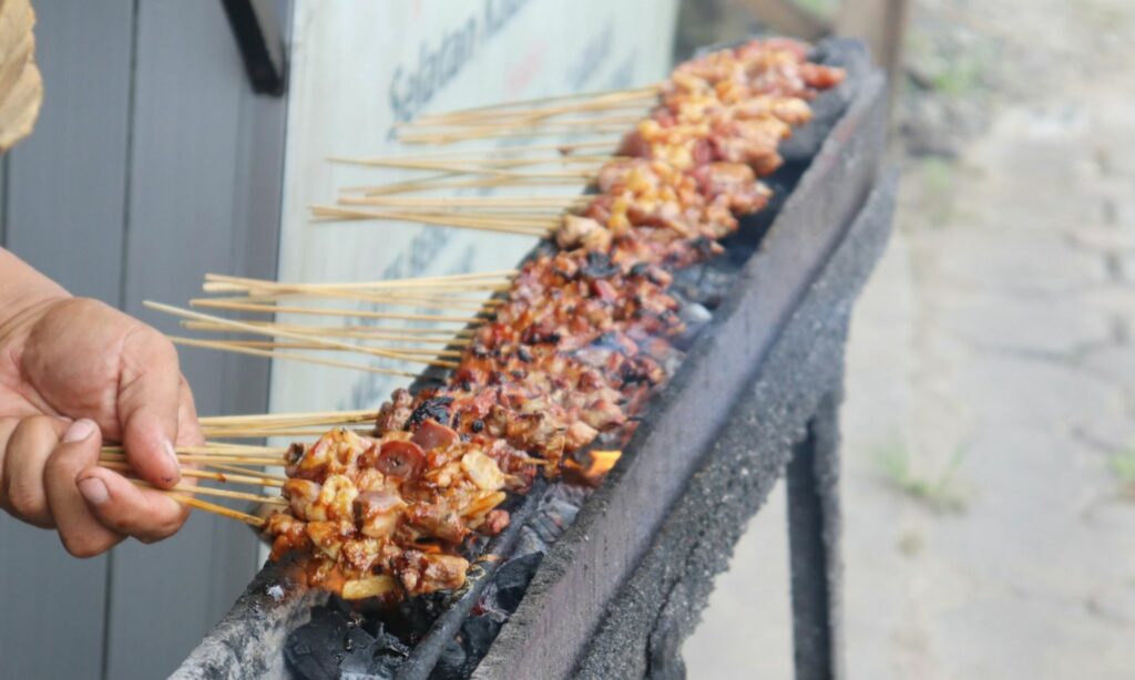 Sate Cibeber, Kenikmatan Sate Daging Bebek yang Hanya Bisa Ditemukan di Cilegon Mojok.co