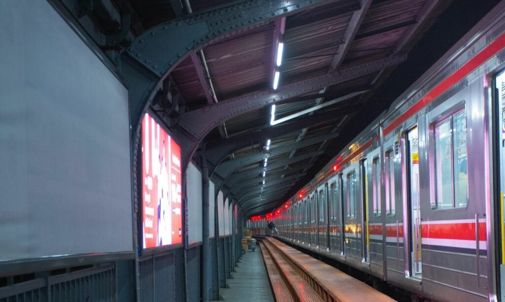 Kasta Stasiun KRL “Neraka” yang Wajib Diketahui Orang Luar Jabodetabek Mojok.co