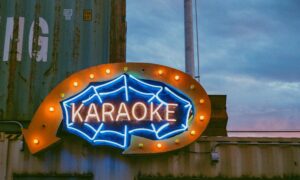 6 Aturan Tidak Tertulis Nyanyi di Karaoke yang Jarang Disadari Banyak Orang