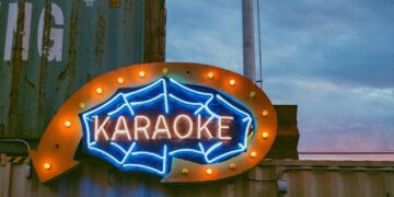 6 Aturan Tidak Tertulis Saat Nyanyi di Karaoke Mojok.co