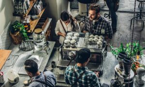 5 Kebiasaan Barista yang Sebaiknya Dihindari supaya Pelanggan Semakin Nyaman