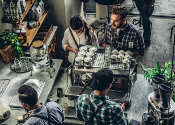 5 Kebiasaan Barista yang Sebaiknya Dihindari supaya Pelanggan Semakin Nyaman Mojok.co