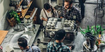 5 Kebiasaan Barista yang Sebaiknya Dihindari supaya Pelanggan Semakin Nyaman Mojok.co