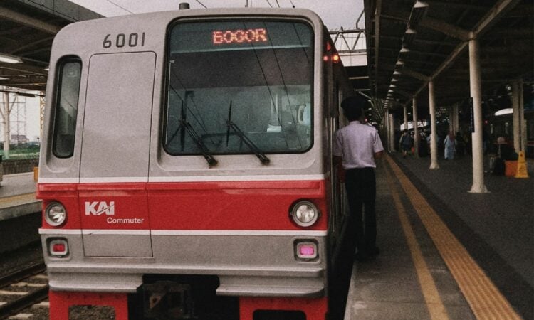 Mempertanyakan Penumpang KRL yang Ogah Meletakkan Tas Ransel di Bagian Depan Tubuh Mojok.co