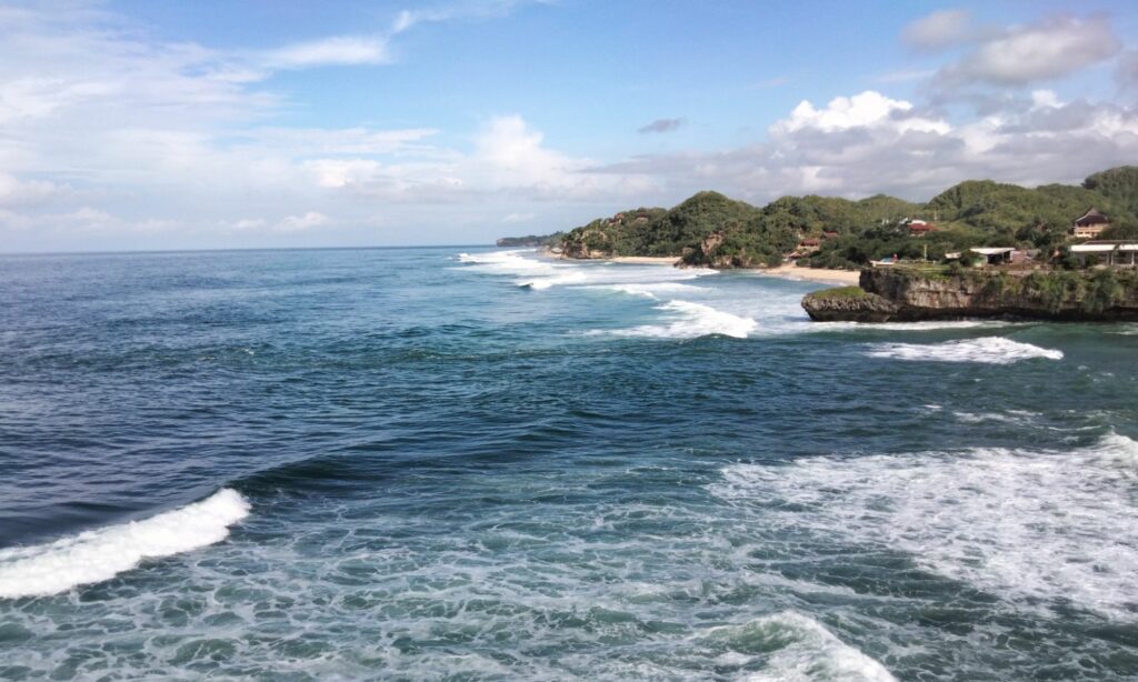 Berwisata ke Pantai Drini Memang Perlu Kewaspadaan Ekstra Mojok.co