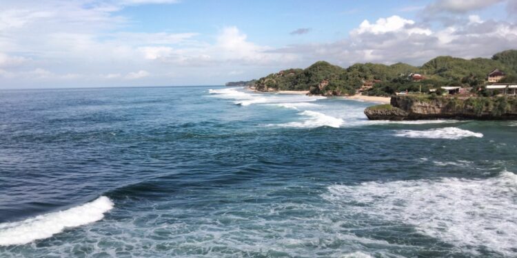 Berwisata ke Pantai Drini Memang Perlu Kewaspadaan Ekstra Mojok.co