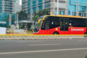 4 Aturan Tidak Tertulis ketika Naik Transjakarta yang Harus Kamu Pahami Biar Nggak Diomelin Penumpang Lain