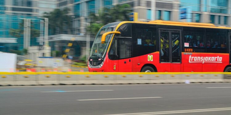 4 Aturan Tidak Tertulis ketika Naik Transjakarta (Unsplash)