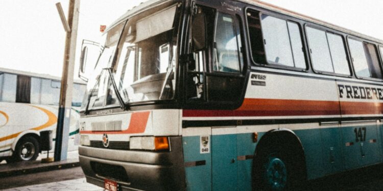 Derita Tanpa Akhir Penumpang Bus Pantura Surabaya Semarang (Unsplash)