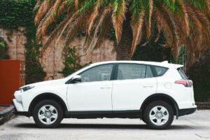 Kenapa Mobil Mahal kayak Pajero Fortuner Jarang Tempel Stiker Happy Family? Apa Keluarga Mereka Nggak Bahagia?