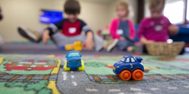 Menitipkan Anak di Daycare Bisa Jadi Solusi buat Working Mom, tapi Perlu Waspada Memilih yang Tepat