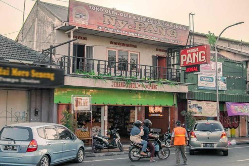 5 Jajanan di Toko Oleh-oleh Legendaris Nyonya Pang Muntilan Magelang yang Wajib Kalian Bawa Pulang