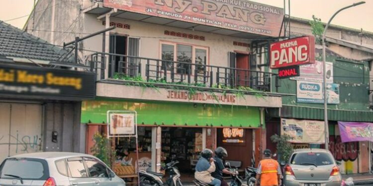 5 Jajanan di Toko Oleh-oleh Legendaris Nyonya Pang Muntilan Magelang yang Wajib Kalian Bawa Pulang