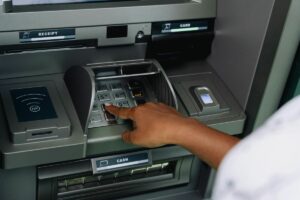 Orang yang Cetak Struk ATM tapi Langsung Dibuang Punya Masalah Apa, sih?