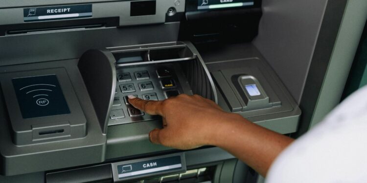 Orang yang Cetak Struk ATM tapi Langsung Dibuang Punya Masalah Apa, sih?