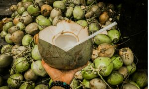 3 Cara Keliru Minum Kelapa Muda yang Perlu Segera Diluruskan