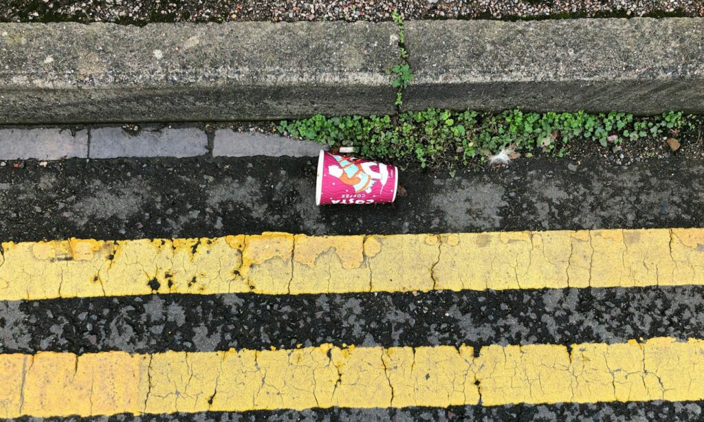 Gerakan Warga Menambal Jalan Lamongan Cerminan Betapa Muak Warga terhadap Pemerintah Mojok.co