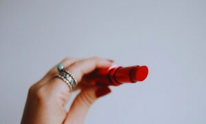 Orang-orang Tetap Nonton Konser di Tengah Kondisi Ekonomi yang Nggak Baik-baik Aja, Inikah Fenomena Lipstick Effect?