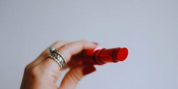 Orang-orang Tetap Nonton Konser di Tengah Kondisi Ekonomi yang Nggak Baik-baik Aja, Inikah Fenomena Lipstick Effect? Mojok.com