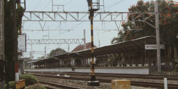 4 Hal yang Perlu Diketahui Sebelum Naik KRL Jogja-Solo dari Stasiun Maguwo supaya Perjalanan Jadi Lebih Nyaman Mojok.co