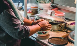 Dosa Pedagang Bubur Ayam Khas Jakarta yang Berjualan di Jogja