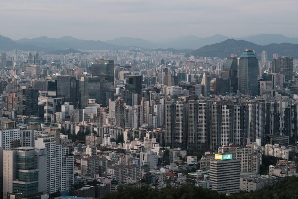 Sisi Gelap Kerja di Korea Selatan: Gaji Besar tapi Hak-hak Lain Tergadaikan  