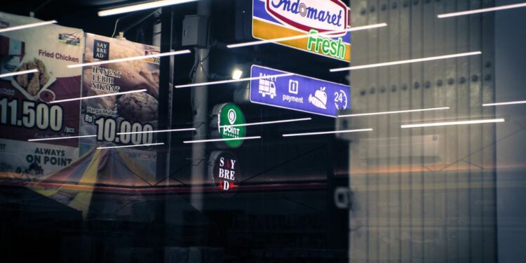 5 Jajanan Anak Indomaret yang Bikin Anak Merengek, Kinder Joy Bukan Satu-satunya! alfamart toilet indomaret, spbu