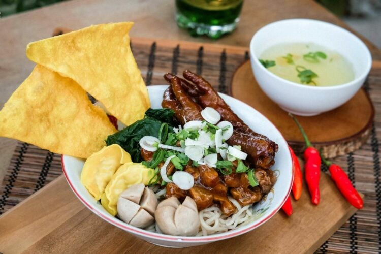 5 Hal yang Mungkin Terjadi Andai Mie Ayam Tidak Pernah Ada di Muka Bumi