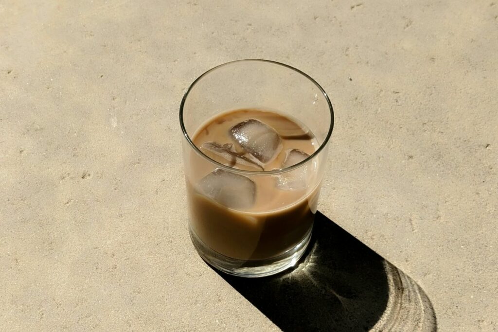 Jangan Remehkan Es Kopi Sachet Warmindo karena Lebih Enak dari Es Kopi Susu ala Kafe