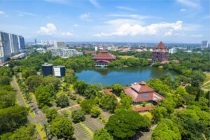 Jadi Alumni UI Itu Nggak Ada Beban? Sesekali Cobalah Menapak Tanah, Bebannya Ada dan Nyata!