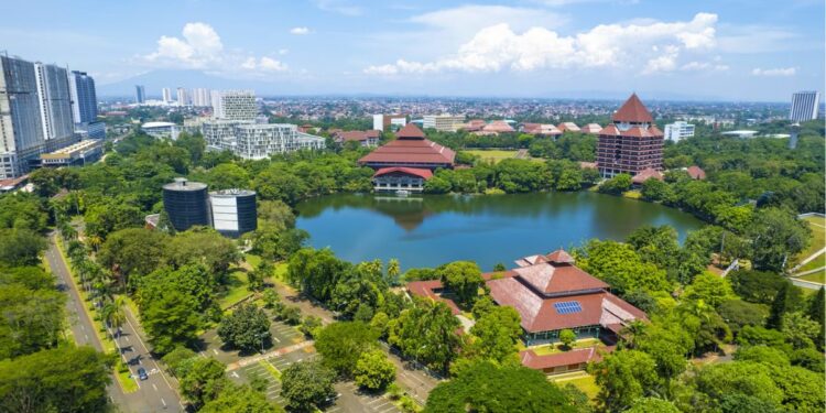 Jadi Alumni UI Itu Nggak Ada Beban? Sesekali Cobalah Menapak Tanah, Bebannya Ada dan Nyata!