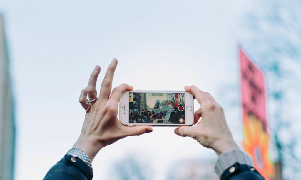 Membela Orang-orang yang Menyewa iPhone ketika Lebaran Mojok.co