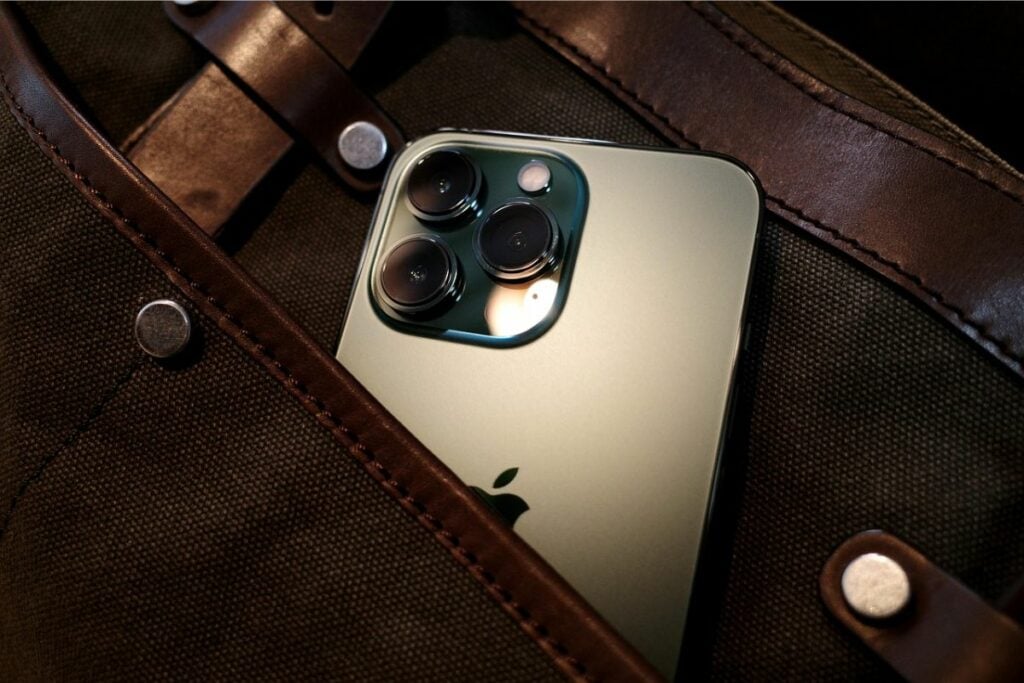 Ngapain, Sih, Sewa iPhone untuk Flexing Saat Lebaran? Segitu Hausnya akan Pengakuan, ya?  