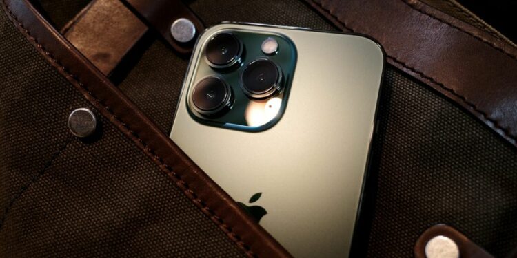 Ngapain, Sih, Sewa iPhone untuk Flexing Saat Lebaran? Segitu Hausnya akan Pengakuan, ya?  