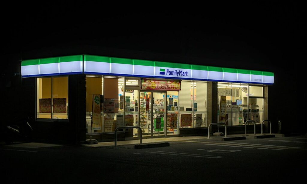 Selain Indomaret, Kursi Besi Family Mart Nggak Kalah Nyaman untuk Merenungi Nasib Mojok.co