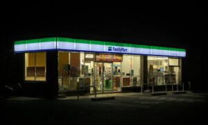 Selain Indomaret, Kursi Besi Family Mart Nggak Kalah Nyaman untuk Merenungi Nasib