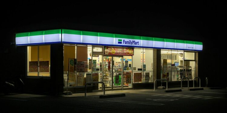 Selain Indomaret, Kursi Besi Family Mart Nggak Kalah Nyaman untuk Merenungi Nasib Mojok.co