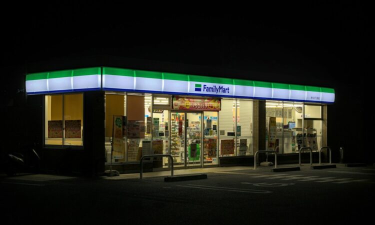 Selain Indomaret, Kursi Besi Family Mart Nggak Kalah Nyaman untuk Merenungi Nasib Mojok.co