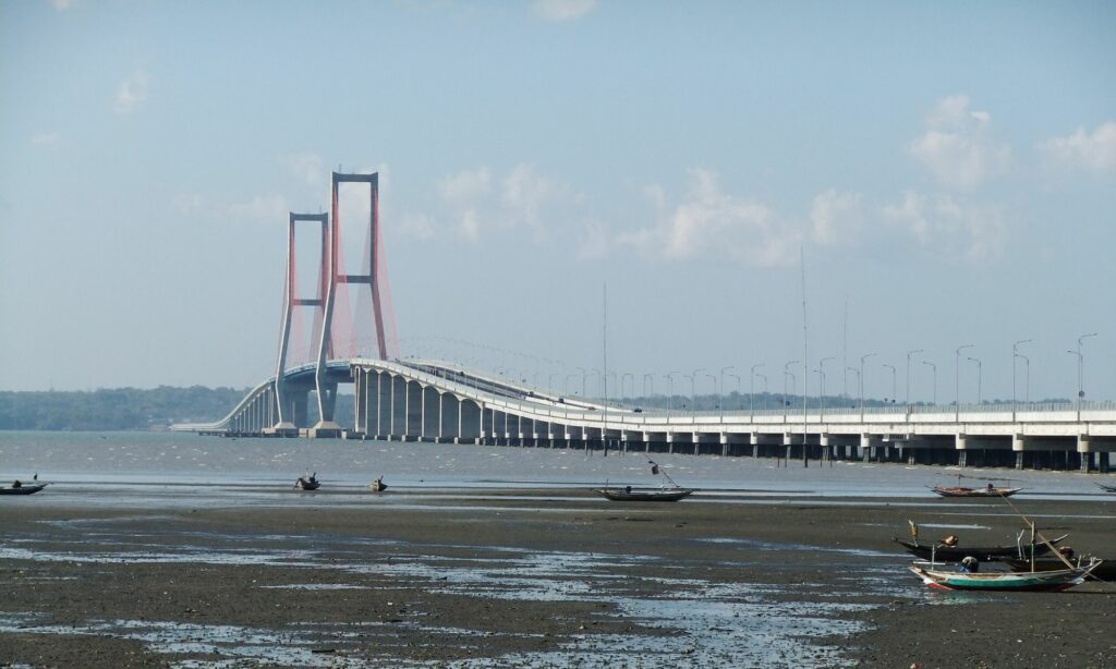 Aturan Tidak Tertulis Naik Bus Mini Madura, Saya Tulis Supaya Perjalanan Kalian Lebih Aman dan Nyaman Mojok.co