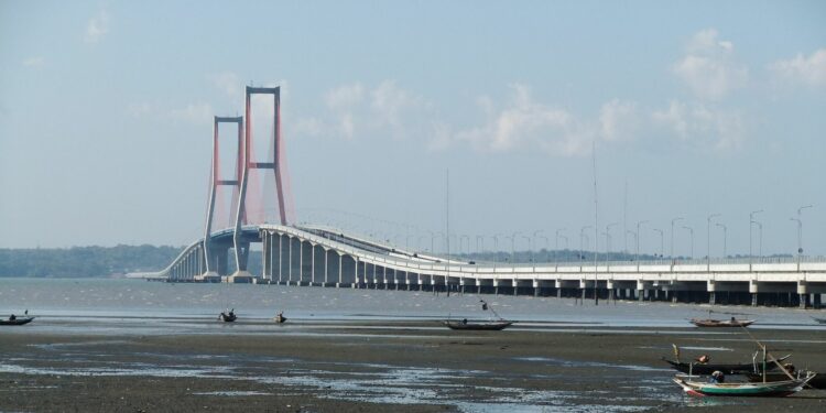 Aturan Tidak Tertulis Naik Bus Mini Madura, Saya Tulis Supaya Perjalanan Kalian Lebih Aman dan Nyaman Mojok.co