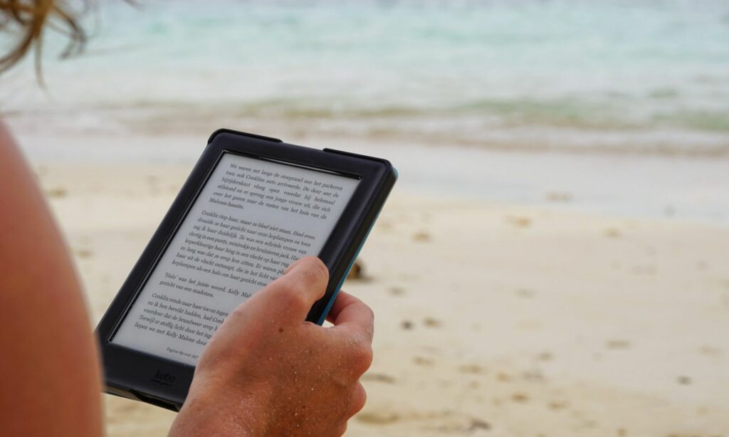 Surat Terbuka untuk Para Penimbun Buku di iPusnas, Apa yang Kalian Lakukan Itu Jahat  Mojok.co